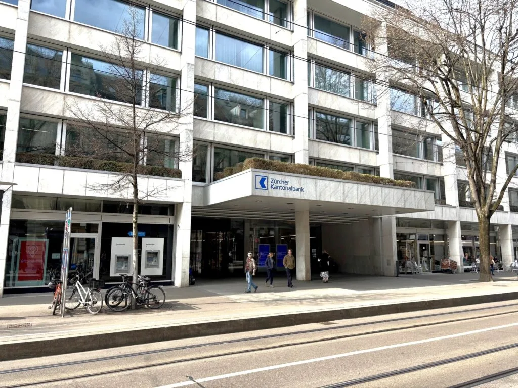 Zürcher Kantonalbank headquarters building in Zurich showcasing stability and Swiss banks credit rating strength