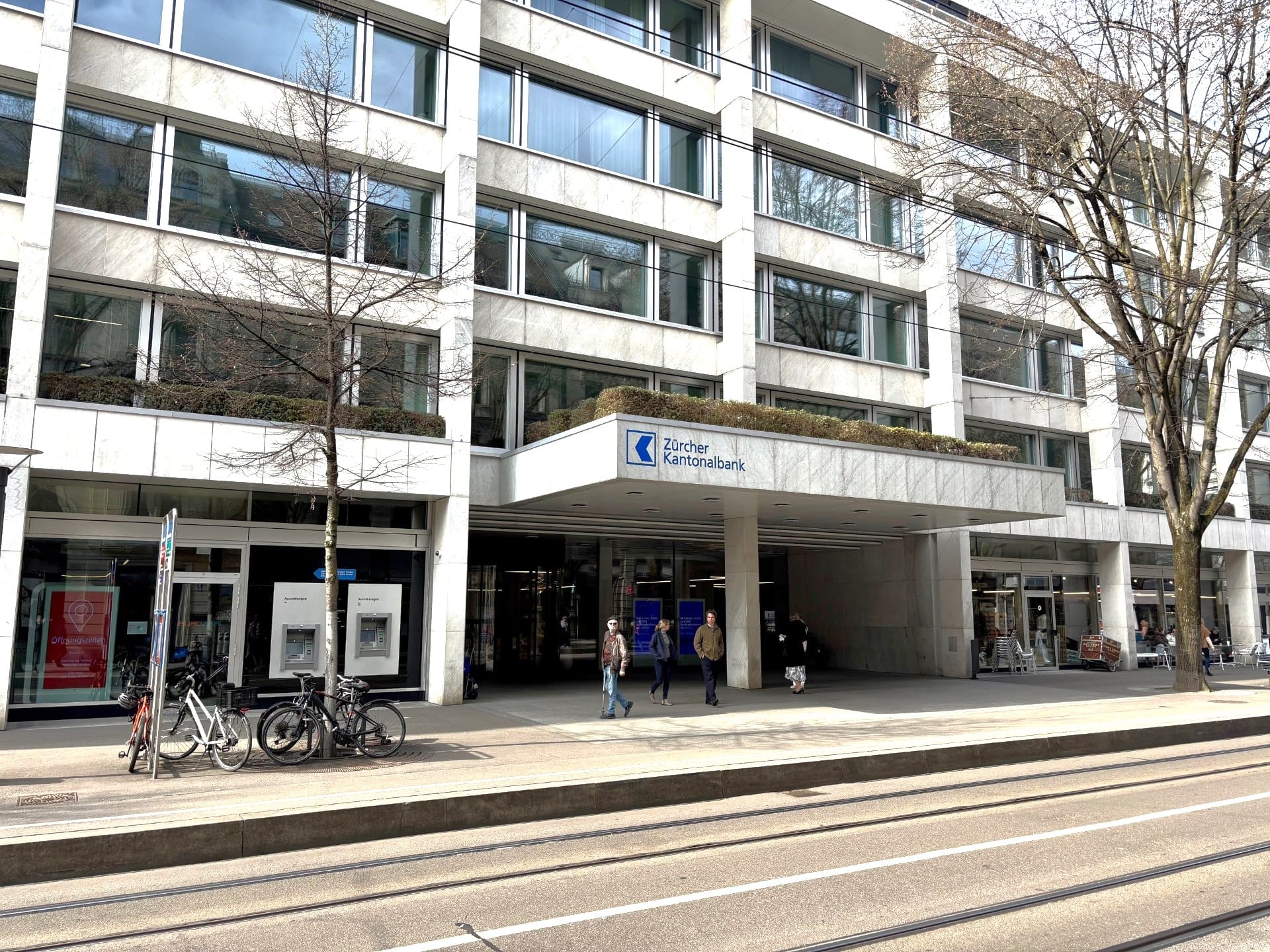 Zürcher Kantonalbank headquarters building in Zurich showcasing stability and Swiss banks credit rating strength